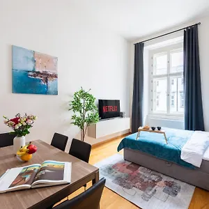 Apartament Spacious 3-bedrooms Near Karlin Square, Praga